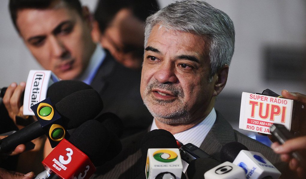 Senador Humberto Costa (PT-PE) criticou a notícia de que o pacote de medidas contra a corrupção proposto pelo Ministério Público Federal será engavetado por Michel Temer; "O governo biônico vai retirar a urgência das medidas com a justificativa de que elas ainda não estariam amadurecidas para apreciação. Em suma, depois de acabar com a Controladoria Geral da União e ter gente muito próxima flagrada tramando contra a Operação Lava Jato esse governo ilegítimo dá outro duro golpe no combate à corrupção", disse (Foto: Aquiles Lins) Senador Humberto Costa (PT-PE) criticou a notícia de que o pacote de medidas contra a corrupção proposto pelo Ministério Público Federal será engavetado por Michel Temer; "O governo biônico vai retirar a urgência das medidas com a justificativa de que elas ainda não estariam amadurecidas para apreciação. Em suma, depois de acabar com a Controladoria Geral da União e ter gente muito próxima flagrada tramando contra a Operação Lava Jato esse governo ilegítimo dá outro duro golpe no combate à corrupção", disse