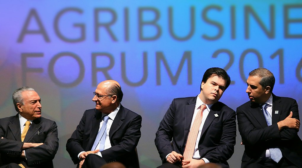 O vice-governador e secretário de Segurança Pública, José Eliton, participou nesta segunda-feira da abertura do Global Agrobusiness 2016, em São Paulo; “O agronegócio é o setor da economia que, em tempos de recessão, tem contribuído fortemente para que os indicadores econômicos nacionais nos últimos tempos não fossem piores. Em Goiás, não nos abatemos em meio à crise: o Estado segue crescendo e ocupando lugar de destaque entre as unidades da federação que se valem da agricultura e pecuária, com resultados positivos e mercado promissor”, afirmou Eliton (Foto: José Barbacena) O vice-governador e secretário de Segurança Pública, José Eliton, participou nesta segunda-feira da abertura do Global Agrobusiness 2016, em São Paulo; “O agronegócio é o setor da economia que, em tempos de recessão, tem contribuído fortemente para que os indicadores econômicos nacionais nos últimos tempos não fossem piores. Em Goiás, não nos abatemos em meio à crise: o Estado segue crescendo e ocupando lugar de destaque entre as unidades da federação que se valem da agricultura e pecuária, com resultados positivos e mercado promissor”, afirmou Eliton
