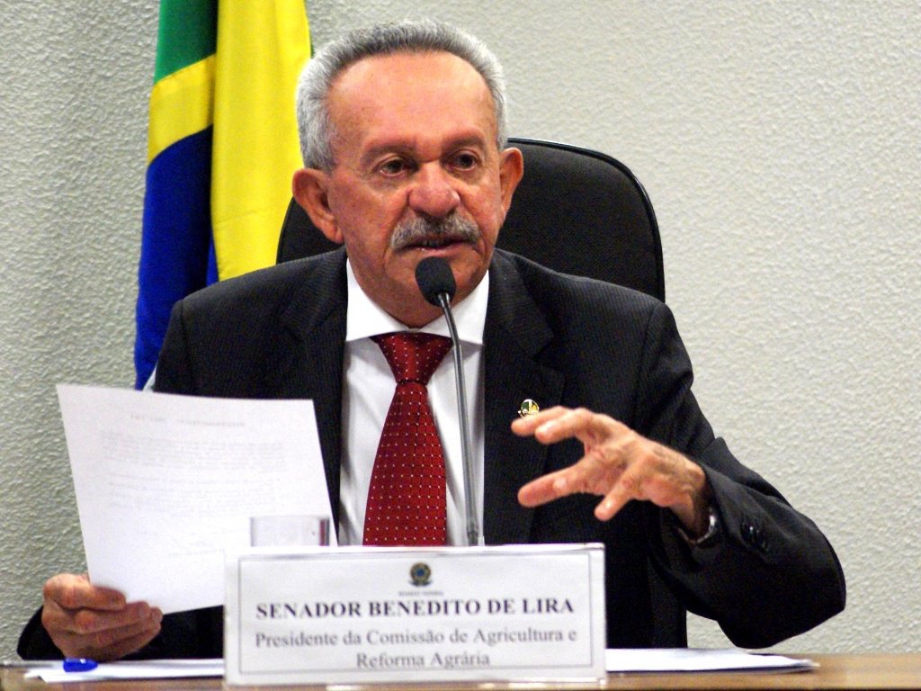 O senador alagoano Bendito de Lira (PP) é um dos políticos que mais entraram na Justiça contra empresas de mídia pedindo retirada de notícias, comentários ou outras informações do ar que são direcionados a duas redes sociais: Facebook e Twitter; levamento faz parte da recente atualização da base de dados do projeto Ctrl+X, da Associação Brasileira de Jornalismo Investigativo (Abraji); queixas mais comuns dos políticos nas ações catalogadas são violação à legislação eleitoral e difamação (Foto: Voney Malta) O senador alagoano Bendito de Lira (PP) é um dos políticos que mais entraram na Justiça contra empresas de mídia pedindo retirada de notícias, comentários ou outras informações do ar que são direcionados a duas redes sociais: Facebook e Twitter; levamento faz parte da recente atualização da base de dados do projeto Ctrl+X, da Associação Brasileira de Jornalismo Investigativo (Abraji); queixas mais comuns dos políticos nas ações catalogadas são violação à legislação eleitoral e difamação