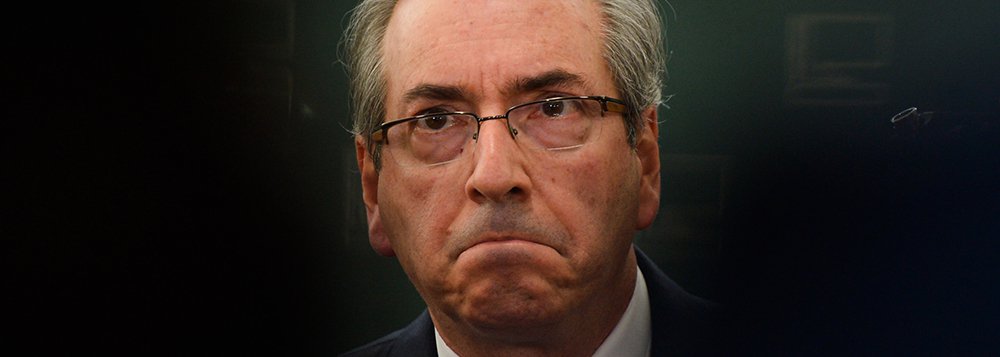 Por unanimidade, o Supremo Tribunal Federal decide aceitar a abertura de ação penal contra o presidente afastado da Câmara, Eduardo Cunha (PMDB-RJ), por recebimento de propina em contas não declaradas na Suíça, excluindo apenas a cláusula de aumento da pena; para o relator, do processo, ministro Teori Zavascki, "há indícios robustos para receber a denúncia pelos crimes de corrupção passiva, lavagem de dinheiro e evasão de divisas"; ministro afirmou ainda que "o fato de os valores não estarem em seu nome é irrelevante para a tipicidade da conduta"; a maioria do plenário também rejeitou recurso apresentado pela defesa e manteve com o juiz Sérgio Moro os casos da mulher e da filha de Cunha; com a decisão, Cunha se torna réu em duas ações penais no STF (Foto: Gisele Federicce) Por unanimidade, o Supremo Tribunal Federal decide aceitar a abertura de ação penal contra o presidente afastado da Câmara, Eduardo Cunha (PMDB-RJ), por recebimento de propina em contas não declaradas na Suíça, excluindo apenas a cláusula de aumento da pena; para o relator, do processo, ministro Teori Zavascki, "há indícios robustos para receber a denúncia pelos crimes de corrupção passiva, lavagem de dinheiro e evasão de divisas"; ministro afirmou ainda que "o fato de os valores não estarem em seu nome é irrelevante para a tipicidade da conduta"; a maioria do plenário também rejeitou recurso apresentado pela defesa e manteve com o juiz Sérgio Moro os casos da mulher e da filha de Cunha; com a decisão, Cunha se torna réu em duas ações penais no STF