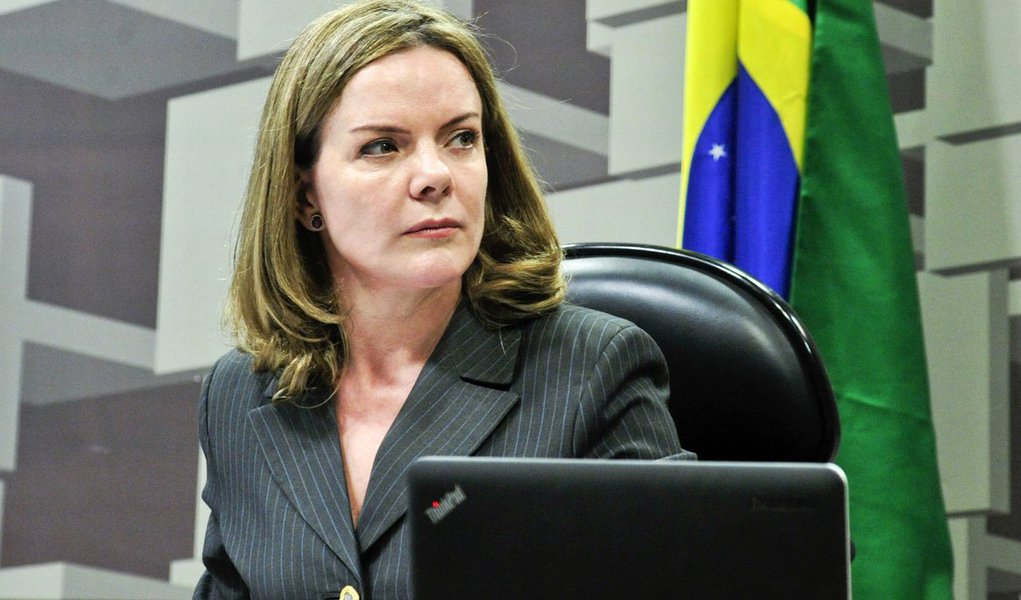O juiz federal Paulo Bueno de Azevedo, responsável pela Operação Custo Brasil, defendeu no Supremo Tribunal Federal (STF) a legalidade da prisão do ex-ministro do Planejamento Paulo Bernardo e da busca e apreensão realizadas no apartamento funcional de sua esposa, a senadora Gleisi Hoffmann (PT-PR); segundo o magistrado, os mandados de busca e apreensão foram dirigidos somente ao ex-ministro. Azevedo também esclareceu que determinou à Polícia Federal que não fossem recolhidos objetos ligados à senadora, que só pode ser investigada pelo STF (Foto: Leonardo Lucena) O juiz federal Paulo Bueno de Azevedo, responsável pela Operação Custo Brasil, defendeu no Supremo Tribunal Federal (STF) a legalidade da prisão do ex-ministro do Planejamento Paulo Bernardo e da busca e apreensão realizadas no apartamento funcional de sua esposa, a senadora Gleisi Hoffmann (PT-PR); segundo o magistrado, os mandados de busca e apreensão foram dirigidos somente ao ex-ministro. Azevedo também esclareceu que determinou à Polícia Federal que não fossem recolhidos objetos ligados à senadora, que só pode ser investigada pelo STF