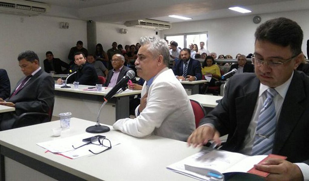 Em audiência pública na Assembleia Legislativa, representantes de sindicatos de várias categorias pediram a retirada do projeto da pauta para uma discussão mais aprofundada com os servidores argumento era que a proposta não era do conhecimento do funcionalismo público estadual, isto é, a fundação tinha sido proposta sem ouvir o servidor público, principal interessado na proposta; outra reclamação dos servidores foi que a previdência deixou de ser vinculada ao Iaspi ainda em maio do ano passado e já estão propondo uma nova alteração na administração do Regime Próprio de Previdência Social do Estado, que passa a ser gerido não mais pela Secretaria de Administração, mas por uma fundação (Foto: Leonardo Lucena) Em audiência pública na Assembleia Legislativa, representantes de sindicatos de várias categorias pediram a retirada do projeto da pauta para uma discussão mais aprofundada com os servidores argumento era que a proposta não era do conhecimento do funcionalismo público estadual, isto é, a fundação tinha sido proposta sem ouvir o servidor público, principal interessado na proposta; outra reclamação dos servidores foi que a previdência deixou de ser vinculada ao Iaspi ainda em maio do ano passado e já estão propondo uma nova alteração na administração do Regime Próprio de Previdência Social do Estado, que passa a ser gerido não mais pela Secretaria de Administração, mas por uma fundação