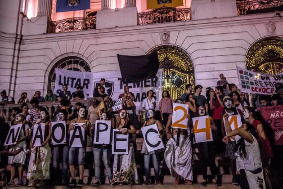 Pela combatividade e disposição de luta dessa juventude tudo indica que o governo golpista não terá arrego, haja vista a palavra de ordem mais entoada durante manifestações: "Temer seu otário, seu governo é temporário!" (Foto: Miranda Muniz) Pela combatividade e disposição de luta dessa juventude tudo indica que o governo golpista não terá arrego, haja vista a palavra de ordem mais entoada durante manifestações: "Temer seu otário, seu governo é temporário!"