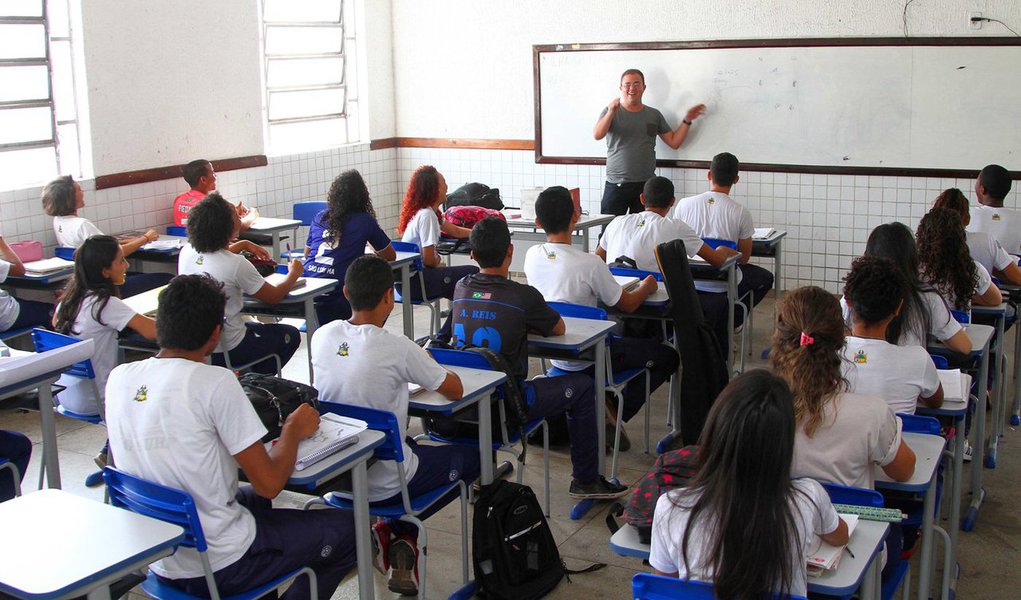 Auditoria realizada pelo governo do Maranhão, entre os meses de maio e julho deste ano, revelou que 2.439 professores da Rede Estadual de Ensino estão fora das salas de aula das escolas do Estado; isso representa um prejuízo de R$ 100 milhões ao erário público, além dos encargos trabalhistas específicos para profissionais que atuam em sala de aula (Foto: Leonardo Lucena) Auditoria realizada pelo governo do Maranhão, entre os meses de maio e julho deste ano, revelou que 2.439 professores da Rede Estadual de Ensino estão fora das salas de aula das escolas do Estado; isso representa um prejuízo de R$ 100 milhões ao erário público, além dos encargos trabalhistas específicos para profissionais que atuam em sala de aula
