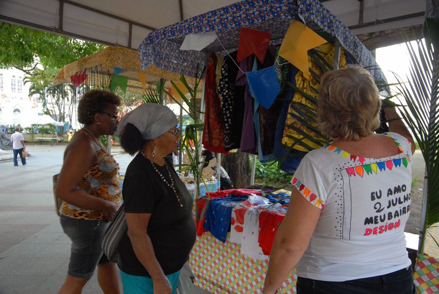 O segundo dia do São João na Praça, na Piedade, começou esta sexta-feira bastante movimentado, com degustação de canjica, milho verde, amendoim, cuscuz e uma variedade de bolos; o evento começou nesta quinta-feira (16) e vai até sábado (18), das 9h às 20h; no primeiro dia contou com a participação da banda da Guarda Municipal de Salvador; o evento faz parte do projeto Avenida Sete Território Empreendedor, e é resultado de uma parceria entre Câmara de Dirigentes Lojistas, Serviço de Apoio a Micro e Pequenas Empresas, e Secretaria Municipal de Ordem Pública (Foto: Romulo Faro) O segundo dia do São João na Praça, na Piedade, começou esta sexta-feira bastante movimentado, com degustação de canjica, milho verde, amendoim, cuscuz e uma variedade de bolos; o evento começou nesta quinta-feira (16) e vai até sábado (18), das 9h às 20h; no primeiro dia contou com a participação da banda da Guarda Municipal de Salvador; o evento faz parte do projeto Avenida Sete Território Empreendedor, e é resultado de uma parceria entre Câmara de Dirigentes Lojistas, Serviço de Apoio a Micro e Pequenas Empresas, e Secretaria Municipal de Ordem Pública