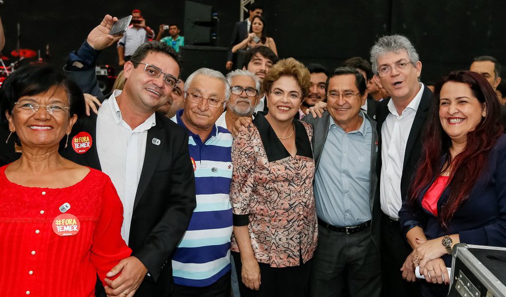 Presidente Dilma Rousseff comentou a delação de Sérgio Machado, ex-presidente da Transpetro, que cita suposta propina ao interino Michel Temer; segundo ela, um dos objetivos do impeachment é evitar que a Lava Jato atinja integrantes do governo do PMDB e aliados; “Há uma tentativa que deu certo quando a solução Temer virou um processo de impeachment a fim de evitar duas coisas. De um lado, submeter o País ao que você acredita, a sua pauta. A outra é impedir que o processo de investigação atinja integrantes do governo provisório”, afirmou a presidente, após participar de um evento em João Pessoa; ela reiterou que os acontecimentos posteriores ao golpe deixam mais clara a “forte relação” entre Temer e Cunha (Foto: Roberta Namour) Presidente Dilma Rousseff comentou a delação de Sérgio Machado, ex-presidente da Transpetro, que cita suposta propina ao interino Michel Temer; segundo ela, um dos objetivos do impeachment é evitar que a Lava Jato atinja integrantes do governo do PMDB e aliados; “Há uma tentativa que deu certo quando a solução Temer virou um processo de impeachment a fim de evitar duas coisas. De um lado, submeter o País ao que você acredita, a sua pauta. A outra é impedir que o processo de investigação atinja integrantes do governo provisório”, afirmou a presidente, após participar de um evento em João Pessoa; ela reiterou que os acontecimentos posteriores ao golpe deixam mais clara a “forte relação” entre Temer e Cunha