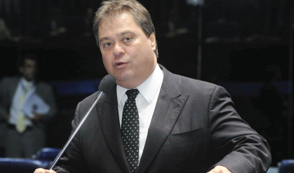 A Justiça Federal do Paraná homologou nesta quinta (21) o acordo de delação premiada do ex-senador Gim Argello, um dos presos na Operação Lava Jato; ele está detido em Curitiba desde abril; ex-líder do PTB no Senado, o ex-parlamentar atuava com desenvoltura no Congresso entre 2011 e 2014 e tinha acesso fácil à cúpula de partidos como PMDB; de acordo com as investigações, Gim agiu para evitar a convocação de empreiteiros na CPI (Foto: Valter Lima) A Justiça Federal do Paraná homologou nesta quinta (21) o acordo de delação premiada do ex-senador Gim Argello, um dos presos na Operação Lava Jato; ele está detido em Curitiba desde abril; ex-líder do PTB no Senado, o ex-parlamentar atuava com desenvoltura no Congresso entre 2011 e 2014 e tinha acesso fácil à cúpula de partidos como PMDB; de acordo com as investigações, Gim agiu para evitar a convocação de empreiteiros na CPI