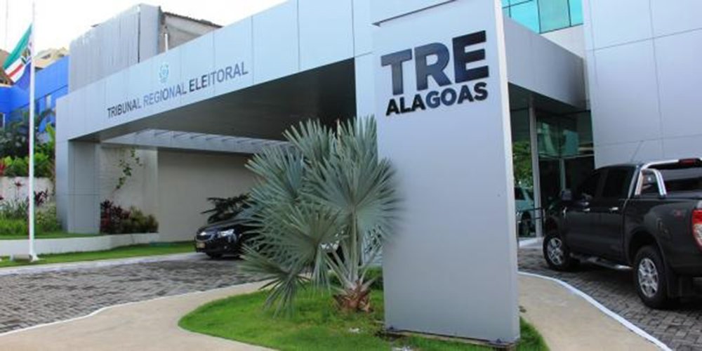 A Justiça Eleitoral iniciou investigações sobre telefonemas feitos por um serviço de telemarketing que apresenta notícias falsas contra Rui Palmeira (PSDB), candidato à reeleição, e o seu vice, Marcelo Palmeira; inicialmente com uma enquete sobre se o eleitor votaria no candidato do PSDB, em seguida a mensagem afirma que o prefeito “poderá ser preso” por estar envolvido na Operação Lava Jato (Foto: Voney Malta) A Justiça Eleitoral iniciou investigações sobre telefonemas feitos por um serviço de telemarketing que apresenta notícias falsas contra Rui Palmeira (PSDB), candidato à reeleição, e o seu vice, Marcelo Palmeira; inicialmente com uma enquete sobre se o eleitor votaria no candidato do PSDB, em seguida a mensagem afirma que o prefeito “poderá ser preso” por estar envolvido na Operação Lava Jato