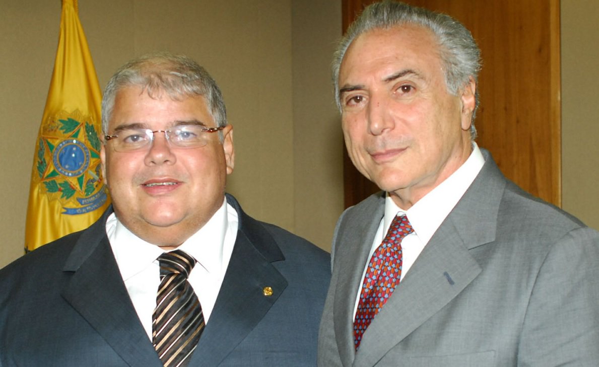 Embora contido nas palavras, o deputado Lúcio Vieira Lima reitera a sensação de alívio que o governo provisório do vice-presidente em exercício Michel Temer tem após a renúncia do correligionário Eduardo Cunha à presidência da Câmara; "A situação já estava muito ruim para o Brasil. A Câmara tinha dois presidentes e ao mesmo tempo não tinha nenhum. A gente tinha Cunha afastado por decisão da Justiça e Waldir Maranhão de forma interina e que não consegue dar seguimento aos trabalhos do Legislativo. Com um novo presidente, vamos retomar a estabilidade da Casa e votar os projetos de que nosso país precisa para voltar a se desenvolver", diz Lúcio (Foto: Romulo Faro) Embora contido nas palavras, o deputado Lúcio Vieira Lima reitera a sensação de alívio que o governo provisório do vice-presidente em exercício Michel Temer tem após a renúncia do correligionário Eduardo Cunha à presidência da Câmara; "A situação já estava muito ruim para o Brasil. A Câmara tinha dois presidentes e ao mesmo tempo não tinha nenhum. A gente tinha Cunha afastado por decisão da Justiça e Waldir Maranhão de forma interina e que não consegue dar seguimento aos trabalhos do Legislativo. Com um novo presidente, vamos retomar a estabilidade da Casa e votar os projetos de que nosso país precisa para voltar a se desenvolver", diz Lúcio