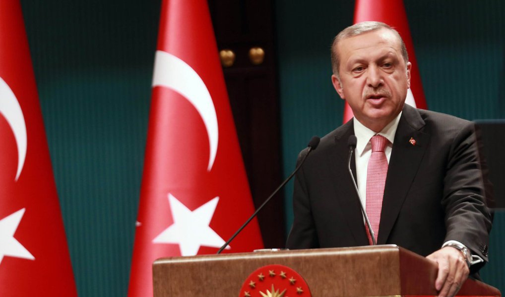 Turquia procurou assegurar a seus cidadãos e ao restante do mundo nesta quinta-feira de que não haverá um retorno à repressão intensa do passado, apesar de o presidente turco, Recep Tayyip Erdogan, ter imposto o primeiro estado de emergência de âmbito nacional desde a década de 1980; estado de emergência deverá durar ao menos três meses e permitirá ao governo adotar medidas rápidas contra apoiadores do golpe; cerca de 60 mil soldados, policiais, juízes, servidores públicos e professores foram suspensos, detidos ou postos sob investigação desde que o golpe foi frustrado, na semana passada (Foto: Paulo Emílio) Turquia procurou assegurar a seus cidadãos e ao restante do mundo nesta quinta-feira de que não haverá um retorno à repressão intensa do passado, apesar de o presidente turco, Recep Tayyip Erdogan, ter imposto o primeiro estado de emergência de âmbito nacional desde a década de 1980; estado de emergência deverá durar ao menos três meses e permitirá ao governo adotar medidas rápidas contra apoiadores do golpe; cerca de 60 mil soldados, policiais, juízes, servidores públicos e professores foram suspensos, detidos ou postos sob investigação desde que o golpe foi frustrado, na semana passada