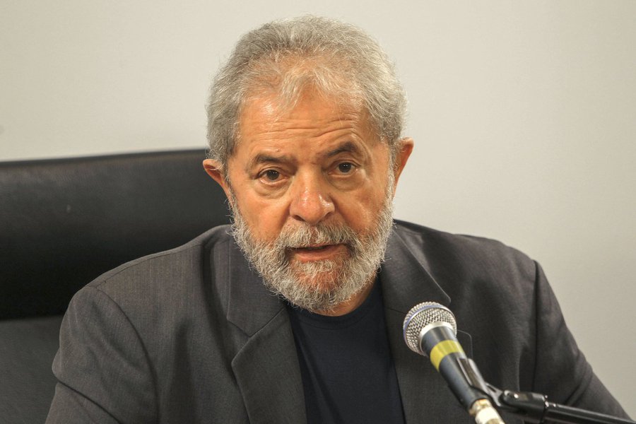 O ex-presidente Lula disse que está "triste" com a aceitação pelo juiz Sérgio Moro da denúncia contra ele apresentada pela força-tarefa da Operação Lava Jato, mas disse que confia na Justiça e que vai "continuar lutando" para que o Brasil "conquiste a democracia"; com a decisão desta terça-feira, Lula, sua esposa, Marisa Letícia, e mais seis pessoas se tornaram réus nas investigações, que o acusam de corrupção passiva e lavagem de dinheiro (Foto: Romulo Faro) O ex-presidente Lula disse que está "triste" com a aceitação pelo juiz Sérgio Moro da denúncia contra ele apresentada pela força-tarefa da Operação Lava Jato, mas disse que confia na Justiça e que vai "continuar lutando" para que o Brasil "conquiste a democracia"; com a decisão desta terça-feira, Lula, sua esposa, Marisa Letícia, e mais seis pessoas se tornaram réus nas investigações, que o acusam de corrupção passiva e lavagem de dinheiro