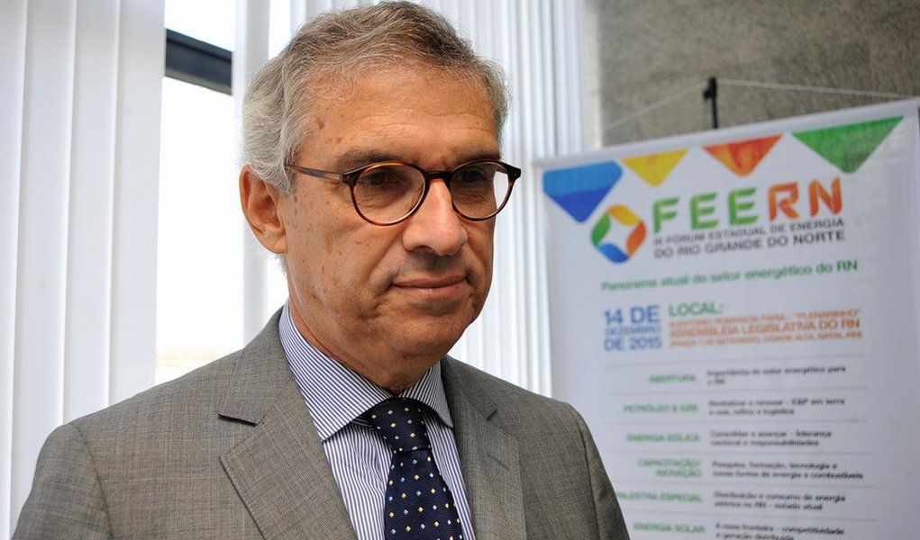 Atual crise na indústria de petróleo do Brasil está permitindo que o setor privado tenha maior protagonismo, levando à maior transformação desde a abertura do setor, quando houve a quebra de monopólio da exploração e produção da Petrobras, afirmou o presidente do Instituto Brasileiro do Petróleo (IBP), Jorge Camargo; "São as crises que nos levam a mudar... Realmente é um novo ciclo que estamos começando", disse; até outubro a Petrobras - que vem reduzindo investimentos em função da crise - publicará seu plano de negócios, dando mais visibilidade para o setor como um todo realizar seus próprios planos estratégicos (Foto: Paulo Emílio) Atual crise na indústria de petróleo do Brasil está permitindo que o setor privado tenha maior protagonismo, levando à maior transformação desde a abertura do setor, quando houve a quebra de monopólio da exploração e produção da Petrobras, afirmou o presidente do Instituto Brasileiro do Petróleo (IBP), Jorge Camargo; "São as crises que nos levam a mudar... Realmente é um novo ciclo que estamos começando", disse; até outubro a Petrobras - que vem reduzindo investimentos em função da crise - publicará seu plano de negócios, dando mais visibilidade para o setor como um todo realizar seus próprios planos estratégicos