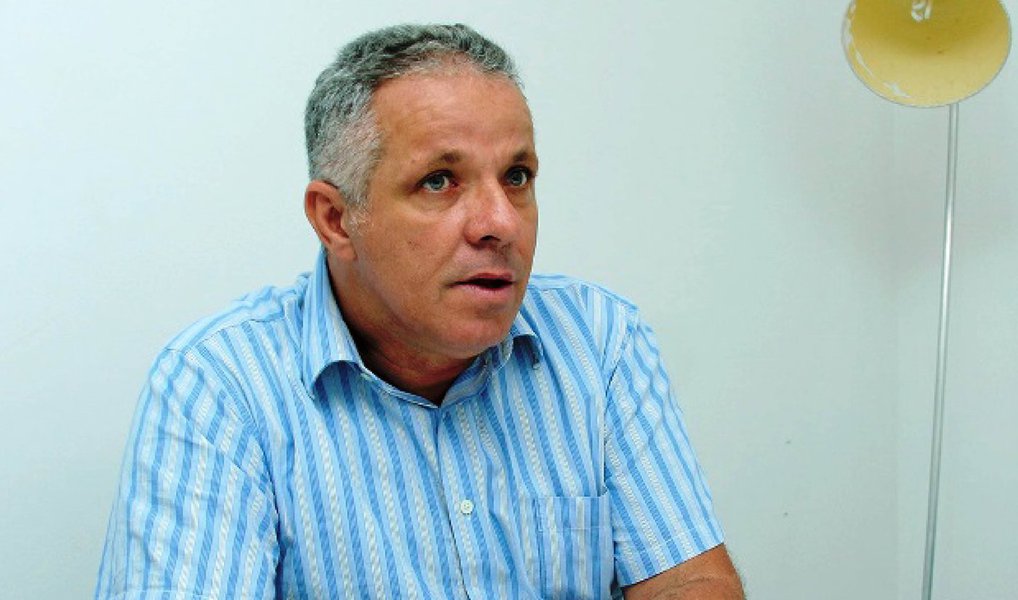 A justiça da Comarca de Viçosa decidiu acatar mais um afastamento cautelar do prefeito de Viçosa, Flaubert Torres Filho (Pros), pelo prazo de 180 dias; denúncia feita pelo Ministério Público do Estado de Alagoas (MPE/AL) revela que uma empresa de material de construção forneceu sem licitação, mas com autorização do gestor municipal, durante anos, produtos e não recebeu o pagamento integral; prefeito já foi afastado do cargo em outros três processos judiciais de improbidade administrativa (Foto: Voney Malta) A justiça da Comarca de Viçosa decidiu acatar mais um afastamento cautelar do prefeito de Viçosa, Flaubert Torres Filho (Pros), pelo prazo de 180 dias; denúncia feita pelo Ministério Público do Estado de Alagoas (MPE/AL) revela que uma empresa de material de construção forneceu sem licitação, mas com autorização do gestor municipal, durante anos, produtos e não recebeu o pagamento integral; prefeito já foi afastado do cargo em outros três processos judiciais de improbidade administrativa