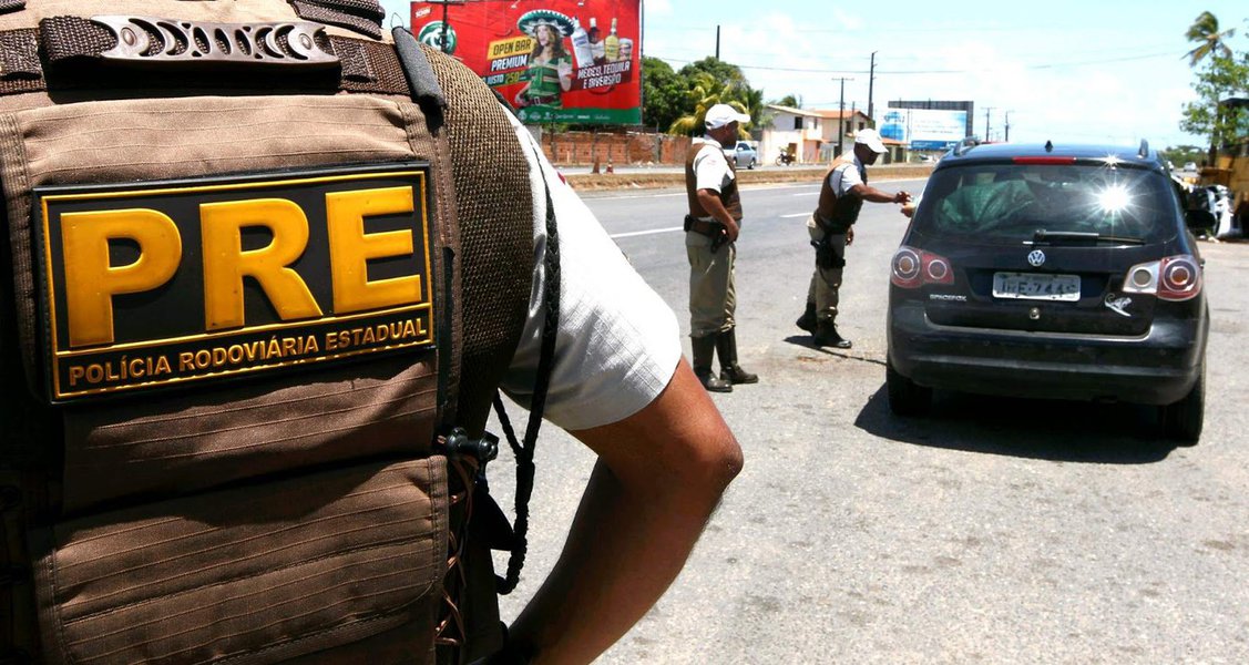 A Polícia Militar constatou menor número de vítimas em acidentes nas rodovias estaduais durante a 'Operação São João nas Estradas'; com início na tarde da última quarta-feira (22), a operação foi concluída na manhã desta segunda-feira (27) apresentando redução de 47% nos acidentes com vítimas graves e de 22% no número de mortos em relação a 2015; nesse período, houve 26 acidentes com 41 vítimas (sete morreram, oito tiveram ferimentos graves e 26 ferimentos leves) e oito pessoas saíram ilesas (Foto: Romulo Faro) A Polícia Militar constatou menor número de vítimas em acidentes nas rodovias estaduais durante a 'Operação São João nas Estradas'; com início na tarde da última quarta-feira (22), a operação foi concluída na manhã desta segunda-feira (27) apresentando redução de 47% nos acidentes com vítimas graves e de 22% no número de mortos em relação a 2015; nesse período, houve 26 acidentes com 41 vítimas (sete morreram, oito tiveram ferimentos graves e 26 ferimentos leves) e oito pessoas saíram ilesas