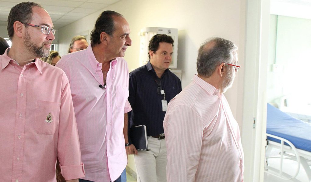 O candidato à Prefeitura de Belo Horizonte Alexandre Kali prometeu uma postura mais agressiva para investir na Santa Casa da Misericórdia, que publicou essa semana uma carta aberta para os dois candidatos com reivindicações para a viabilização do hospital, entre elas o repasse dentro do prazo previsto em lei dos recursos que o governo federal envia para a Santa Casa por meio da prefeitura; segundo o candidato, a Santa Casa, hospital filantrópico e um dos maiores no atendimento de pacientes do SUS, "tem ser tratada de modo mais agressivo, com mais agressividade para buscar o dinheiro" (Foto: Leonardo Lucena) O candidato à Prefeitura de Belo Horizonte Alexandre Kali prometeu uma postura mais agressiva para investir na Santa Casa da Misericórdia, que publicou essa semana uma carta aberta para os dois candidatos com reivindicações para a viabilização do hospital, entre elas o repasse dentro do prazo previsto em lei dos recursos que o governo federal envia para a Santa Casa por meio da prefeitura; segundo o candidato, a Santa Casa, hospital filantrópico e um dos maiores no atendimento de pacientes do SUS, "tem ser tratada de modo mais agressivo, com mais agressividade para buscar o dinheiro"