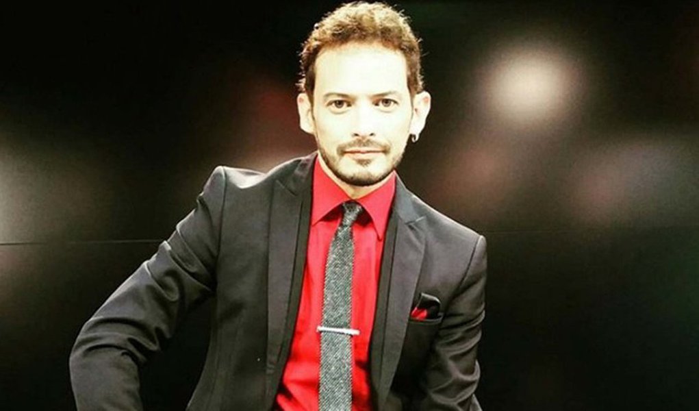 Ex-finalista da versão mexicana da competição musical "The Voice", em 2011, Alejandro Fuentes morreu no sábado, dois dias após ser baleado na cidade norte-americana de Chicago; ele foi alvejado após se recusar a sair de seu carro durante um assalto a mão armada; era dono de um estúdio e de uma escola na cidade e tinha acabado de sair de uma comemoração de seu aniversário quando foi baleado (Foto: Paulo Emílio) Ex-finalista da versão mexicana da competição musical "The Voice", em 2011, Alejandro Fuentes morreu no sábado, dois dias após ser baleado na cidade norte-americana de Chicago; ele foi alvejado após se recusar a sair de seu carro durante um assalto a mão armada; era dono de um estúdio e de uma escola na cidade e tinha acabado de sair de uma comemoração de seu aniversário quando foi baleado