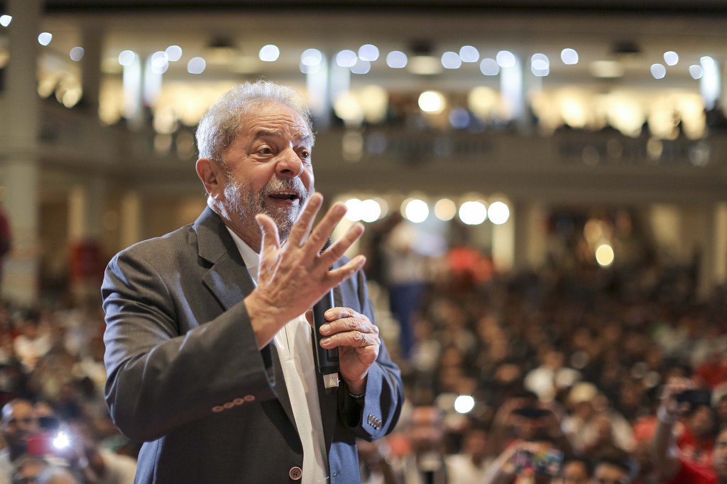 Ex-presidente convocou a imprensa do Brasil e do mundo para se manifestar sobre a denúncia apresentada nesta quarta-feira 14 pelo Ministério Público contra ele; o pronunciamento acontecerá em um hotel da capital paulista, às 13h, com transmissão pela internet, e deverá reunir a militância; na nota que divulgou para se defender da denúncia no caso do apartamento no Guarujá, o ex-presidente afirmou que "a farsa lulocêntrica ataca a inteligência dos cidadãos brasileiros" e que "não foi apresentado um único ato" contra ele, "muito menos uma prova"; seu crime, conclui Lula, foi "ter sido presidente da República" (Foto: Gisele Federicce) Ex-presidente convocou a imprensa do Brasil e do mundo para se manifestar sobre a denúncia apresentada nesta quarta-feira 14 pelo Ministério Público contra ele; o pronunciamento acontecerá em um hotel da capital paulista, às 13h, com transmissão pela internet, e deverá reunir a militância; na nota que divulgou para se defender da denúncia no caso do apartamento no Guarujá, o ex-presidente afirmou que "a farsa lulocêntrica ataca a inteligência dos cidadãos brasileiros" e que "não foi apresentado um único ato" contra ele, "muito menos uma prova"; seu crime, conclui Lula, foi "ter sido presidente da República"
