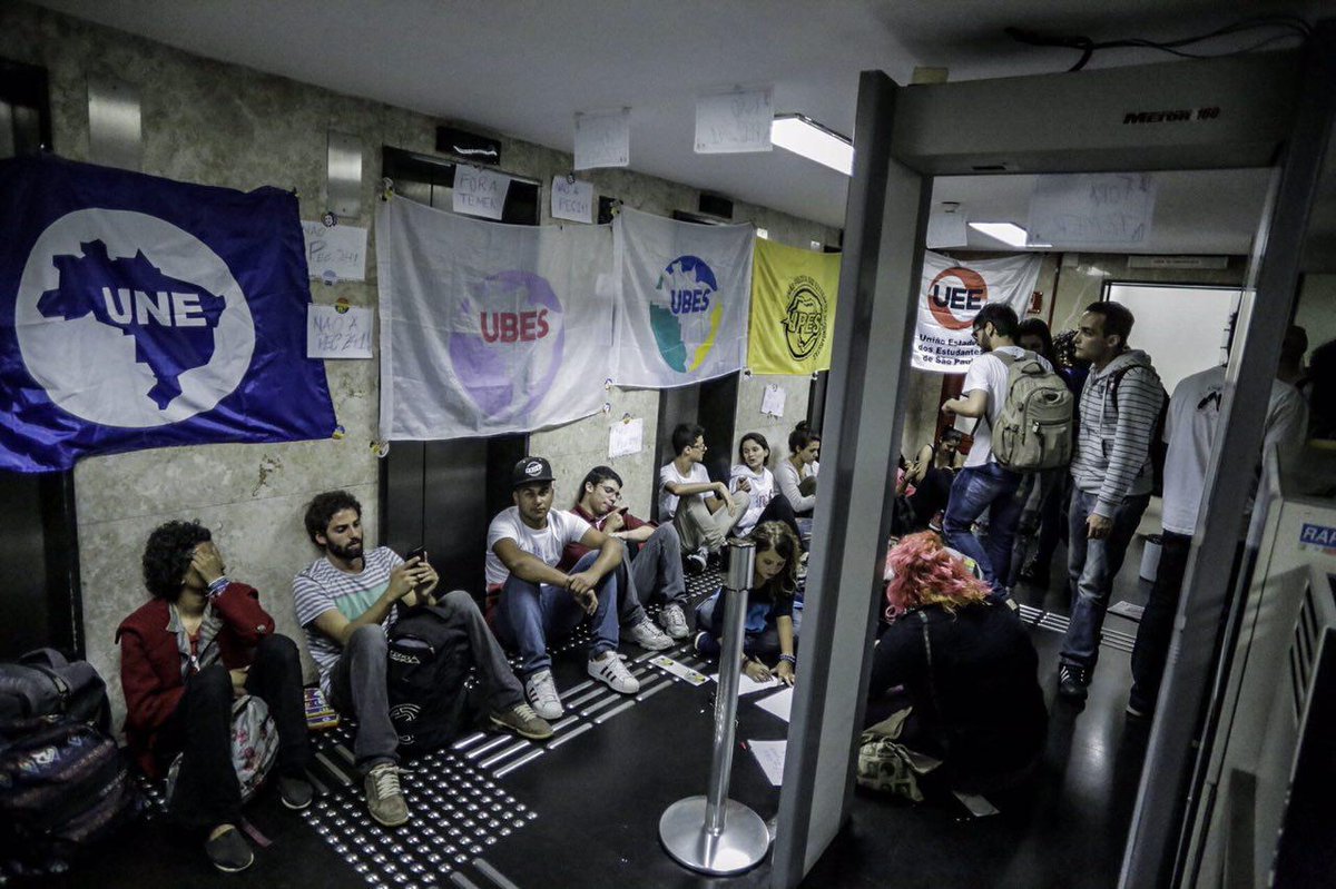 Grupo de alunos ocupa a sede da Presidência da República na capital paulista até que a PEC 241, que congela os gastos públicos por 20 anos, inclusive em educação e saúde, seja revogada; cerca de 100 escolas no País também estão sendo ocupadas por estudantes secundaristas contra a proposta e contra a reforma do ensino médio do governo Temer (Foto: Gisele Federicce) Grupo de alunos ocupa a sede da Presidência da República na capital paulista até que a PEC 241, que congela os gastos públicos por 20 anos, inclusive em educação e saúde, seja revogada; cerca de 100 escolas no País também estão sendo ocupadas por estudantes secundaristas contra a proposta e contra a reforma do ensino médio do governo Temer