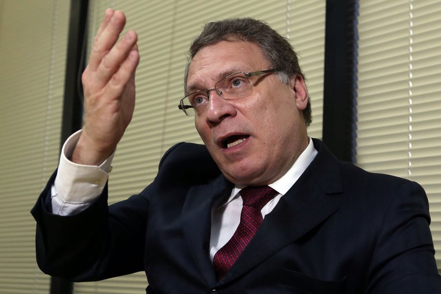 Ex-ministro da Justiça do governo Dilma, Eugênio Aragão alerta para o fato de que os resultados da Lava Jato surgiram em um período de eleições polarizadas; paralelamente, ele afirma que muitos acreditam que pela punição legal resolveremos os conflitos, o que discorda; para ele, o caminho é pelo voto popular, por uma Assembléia Constituinte autônoma para promover uma reforma política; mas, como lembra, isso não interessa "aos donos do poder" (Foto: Leonardo Lucena) Ex-ministro da Justiça do governo Dilma, Eugênio Aragão alerta para o fato de que os resultados da Lava Jato surgiram em um período de eleições polarizadas; paralelamente, ele afirma que muitos acreditam que pela punição legal resolveremos os conflitos, o que discorda; para ele, o caminho é pelo voto popular, por uma Assembléia Constituinte autônoma para promover uma reforma política; mas, como lembra, isso não interessa "aos donos do poder"