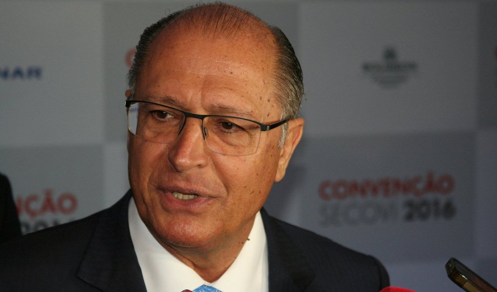 O governador Geraldo Alckmin rebateu, em conversa com aliados, o discurso do governo, em especial do Ministério da Fazenda, sobre os indicadores que denotam a melhora das perspectivas econômicas para o país; ele afirmou que, mesmo com a melhora das perspectivas, a arrecadação de agosto foi pior que a de julho e disse ainda que as demissões não dão nenhuma trégua, em especial no setor automotivo e de autopeças (Foto: Valter Lima) O governador Geraldo Alckmin rebateu, em conversa com aliados, o discurso do governo, em especial do Ministério da Fazenda, sobre os indicadores que denotam a melhora das perspectivas econômicas para o país; ele afirmou que, mesmo com a melhora das perspectivas, a arrecadação de agosto foi pior que a de julho e disse ainda que as demissões não dão nenhuma trégua, em especial no setor automotivo e de autopeças