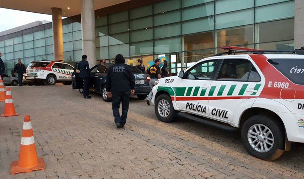Com o fim do sigilo da Operação Drácon autorizado pelo TJ-DF, deputados da Câmara Legislativa do Distrito Federal investigados por supostamente integrar um esquema de pagamento de propina desistiram das ações em curso no STF e no STJ; os parlamentares pediam o acesso ao inquérito e a depoimentos da operação, que investiga se eles foram beneficiados com pagamentos irregulares; segundo o MP, que ainda não acusou formalmente nenhum suspeito, as denúncias serão apresentadas somente após análise do material apreendido - computadores, HDs e documentos colhidos na Câmara Legislativa (Foto: Leonardo Lucena) Com o fim do sigilo da Operação Drácon autorizado pelo TJ-DF, deputados da Câmara Legislativa do Distrito Federal investigados por supostamente integrar um esquema de pagamento de propina desistiram das ações em curso no STF e no STJ; os parlamentares pediam o acesso ao inquérito e a depoimentos da operação, que investiga se eles foram beneficiados com pagamentos irregulares; segundo o MP, que ainda não acusou formalmente nenhum suspeito, as denúncias serão apresentadas somente após análise do material apreendido - computadores, HDs e documentos colhidos na Câmara Legislativa