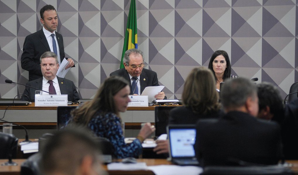 O presidente da Comissão Processante do Impeachment, senador Raimundo Lira (PMDB-PB), anunciou nesta quinta (16) a substituição do consultor legislativo Diego Prandino Alves pelo também consultor João Henrique Pederiva na coordenação da perícia dos documentos e relatórios do Tribunal de Contas da União (TCU) que embasam o processo contra a presidente Dilma Rousseff; Alves perdeu o cargo de coordenador depois que senadores que apoiam Dilma questionaram a isenção dele com base em postagens no Facebook nas quais o consultor legislativo fez críticas ao governo petista (Foto: Valter Lima) O presidente da Comissão Processante do Impeachment, senador Raimundo Lira (PMDB-PB), anunciou nesta quinta (16) a substituição do consultor legislativo Diego Prandino Alves pelo também consultor João Henrique Pederiva na coordenação da perícia dos documentos e relatórios do Tribunal de Contas da União (TCU) que embasam o processo contra a presidente Dilma Rousseff; Alves perdeu o cargo de coordenador depois que senadores que apoiam Dilma questionaram a isenção dele com base em postagens no Facebook nas quais o consultor legislativo fez críticas ao governo petista