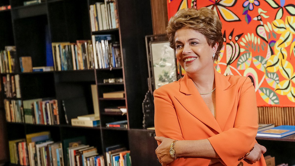Presidente eleita Dilma Rousseff pretende lançar uma Carta ao Povo Brasileiro, intitulada Programa da Volta, onde se compromete a implantar um novo programa de governo caso volte a Presidência da República, além de tecer críticas à política econômica do vice-presidente em exercício Michel Temer; nesta quinta-feira (7), ela segundo terá uma reunião com representantes das frentes Brasil Popular e Povo Sem Medo, além dos presidentes do PT, do PC do B e do PDT para discutir a Carta ao Povo Brasileir (Foto: Paulo Emílio) Presidente eleita Dilma Rousseff pretende lançar uma Carta ao Povo Brasileiro, intitulada Programa da Volta, onde se compromete a implantar um novo programa de governo caso volte a Presidência da República, além de tecer críticas à política econômica do vice-presidente em exercício Michel Temer; nesta quinta-feira (7), ela segundo terá uma reunião com representantes das frentes Brasil Popular e Povo Sem Medo, além dos presidentes do PT, do PC do B e do PDT para discutir a Carta ao Povo Brasileir