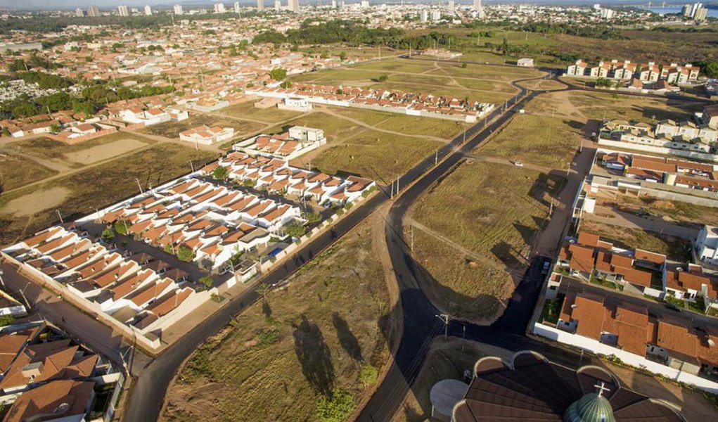 As Regiões Tocantina e Sul já receberam mais de 120 quilômetros (km) de pavimentação urbana, desde o início da gestão Flávio Dino, em 2015. O investimento do governo estadual é de R$ 45 milhões e contemplou Imperatriz, Carolina, Porto Franco, Amarante, Açailândia, Davinópolis, Grajaú, Balsas e Barra do Corda; são aproximadamente 525.880 habitantes beneficiados com a melhoria da mobilidade urbana. O ‘Mais Asfalto’ já alcançou 131 cidades em todo o Maranhão; com investimentos de R$ 100 milhões, o que representa cerca de 1000 km de pavimentação asfáltica (Foto: Leonardo Lucena) As Regiões Tocantina e Sul já receberam mais de 120 quilômetros (km) de pavimentação urbana, desde o início da gestão Flávio Dino, em 2015. O investimento do governo estadual é de R$ 45 milhões e contemplou Imperatriz, Carolina, Porto Franco, Amarante, Açailândia, Davinópolis, Grajaú, Balsas e Barra do Corda; são aproximadamente 525.880 habitantes beneficiados com a melhoria da mobilidade urbana. O ‘Mais Asfalto’ já alcançou 131 cidades em todo o Maranhão; com investimentos de R$ 100 milhões, o que representa cerca de 1000 km de pavimentação asfáltica