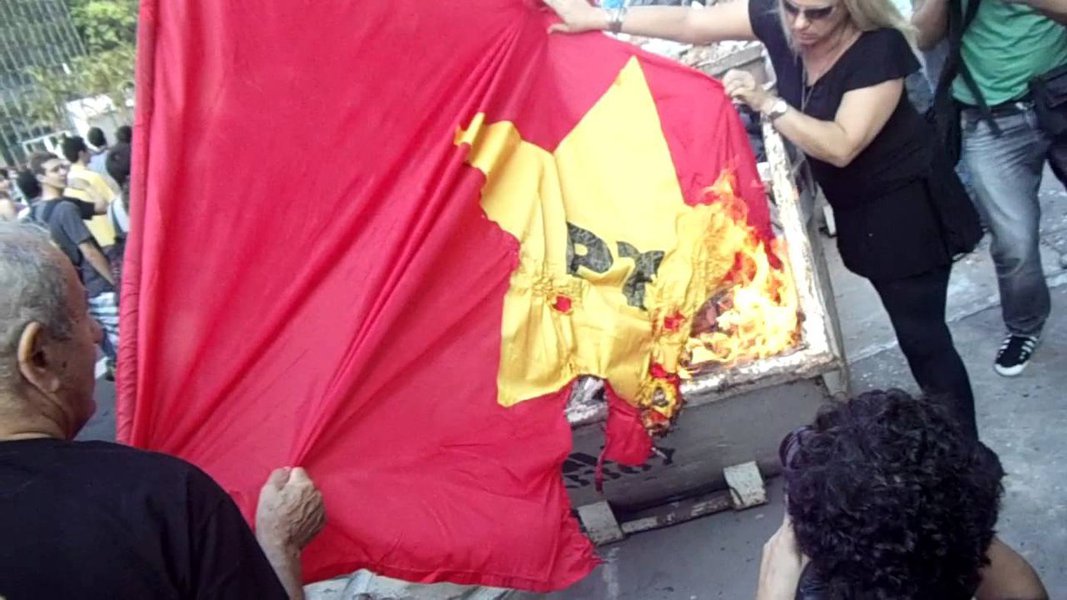 Vocês estão cegos de ódio, um ódio castrado que não é capaz de fazer mal para o outro, mas a si mesmo. Um ódio impensado, não o ódio maquiavélico que presenteia o outro lado com um cavalo de Troia, mas um ódio de Nero capaz de matar os próprios filhos e o pior anular o futuro (Foto: Igor Santos) Vocês estão cegos de ódio, um ódio castrado que não é capaz de fazer mal para o outro, mas a si mesmo. Um ódio impensado, não o ódio maquiavélico que presenteia o outro lado com um cavalo de Troia, mas um ódio de Nero capaz de matar os próprios filhos e o pior anular o futuro