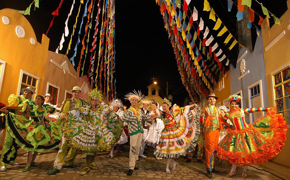 O governo do Estado, por meio da Superintendência de Fomento ao Turismo (Bahiatursa), realiza receptivo de quarta-feira (22) a sexta (24) para dar boas vindas aos turistas que chegam para curtir o São João da Bahia; trios típicos de forró, com triângulo, sanfona e zabumba estarão a postos, na estação Rodoviária e no Aeroporto Internacional de Salvador, para mostrar uma prévia da maior festa popular do Nordeste; confira os horários (Foto: Romulo Faro) O governo do Estado, por meio da Superintendência de Fomento ao Turismo (Bahiatursa), realiza receptivo de quarta-feira (22) a sexta (24) para dar boas vindas aos turistas que chegam para curtir o São João da Bahia; trios típicos de forró, com triângulo, sanfona e zabumba estarão a postos, na estação Rodoviária e no Aeroporto Internacional de Salvador, para mostrar uma prévia da maior festa popular do Nordeste; confira os horários