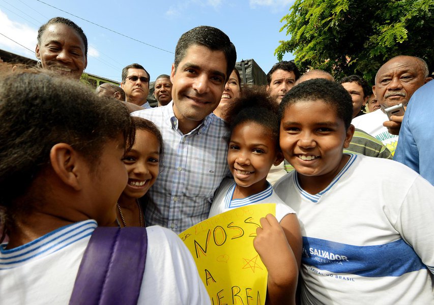 O prefeito ACM Neto assinou nesta segunda-feira a ordem de serviço para construção da Escola Municipal Novo Horizonte (no bairro homônimo); o democrata acompanhou a demolição da estrutura onde a escola funcionava até então; construída em estrutura pré-moldada, 'a escola já estava em situação bastante precária', de acordo com a prefeitura; atualmente, a unidade atende a 580 alunos da Educação Infantil, Ensino Fundamental I e Educação de Jovens e Adultos (EJA); com investimento de R$ 2,1 milhões, a nova escola terá 10 salas de aula; previsão é de que as obras de reconstrução sejam concluídas em seis meses (Foto: Romulo Faro) O prefeito ACM Neto assinou nesta segunda-feira a ordem de serviço para construção da Escola Municipal Novo Horizonte (no bairro homônimo); o democrata acompanhou a demolição da estrutura onde a escola funcionava até então; construída em estrutura pré-moldada, 'a escola já estava em situação bastante precária', de acordo com a prefeitura; atualmente, a unidade atende a 580 alunos da Educação Infantil, Ensino Fundamental I e Educação de Jovens e Adultos (EJA); com investimento de R$ 2,1 milhões, a nova escola terá 10 salas de aula; previsão é de que as obras de reconstrução sejam concluídas em seis meses