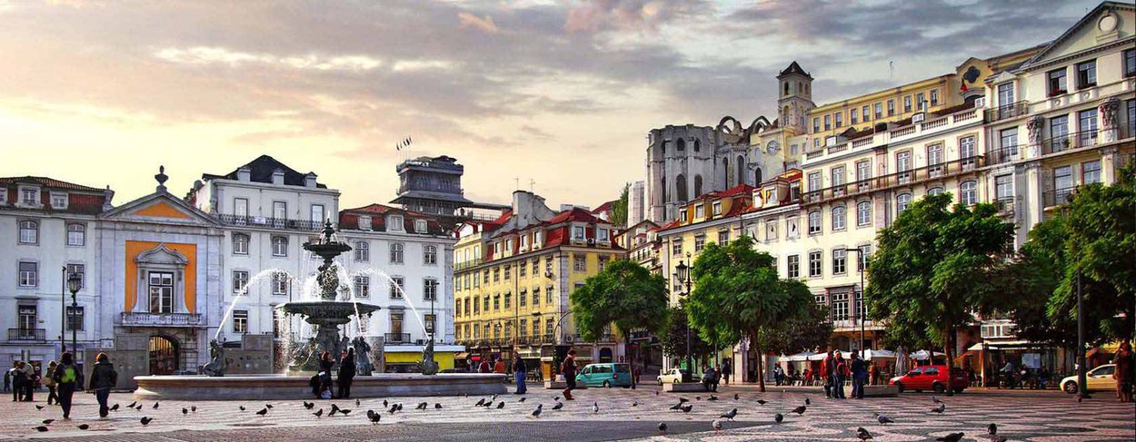 Oitenta e dois alunos do 8º ano da rede municipal de ensino de Salvador estão concorrendo a 20 vagas para intercâmbio cultural em Lisboa, no segundo semestre de 2016; criado pela empresa Origem Produções, e com roteiro do intercâmbio baseado na descrição da viagem da família real portuguesa para o Brasil, no livro '1808', do jornalista Laurentino Gomes, o projeto 'Era uma vez... Brasil' dá continuidade a um trabalho anterior da mesma produtora, intitulado 'Era uma vez...Europa', realizado nos anos de 2011 e 2014 nas cidades de Novo Horizonte e Guarujá, em São Paulo (Foto: Romulo Faro) Oitenta e dois alunos do 8º ano da rede municipal de ensino de Salvador estão concorrendo a 20 vagas para intercâmbio cultural em Lisboa, no segundo semestre de 2016; criado pela empresa Origem Produções, e com roteiro do intercâmbio baseado na descrição da viagem da família real portuguesa para o Brasil, no livro '1808', do jornalista Laurentino Gomes, o projeto 'Era uma vez... Brasil' dá continuidade a um trabalho anterior da mesma produtora, intitulado 'Era uma vez...Europa', realizado nos anos de 2011 e 2014 nas cidades de Novo Horizonte e Guarujá, em São Paulo