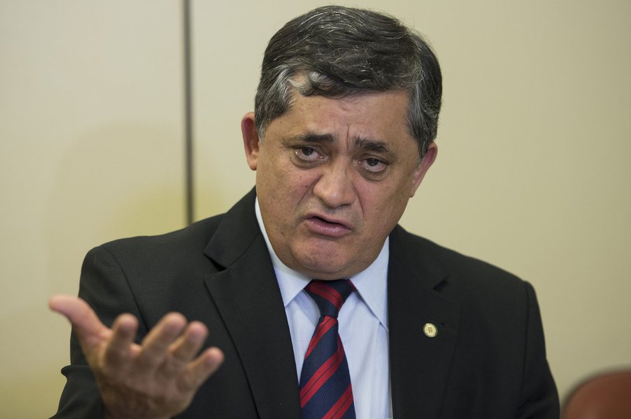 O deputado federal José Guimarães (PT-CE) considerou a coletiva dos procuradores para denunciar o ex-presidente Lula de corrupção e lavagem de dinheiro "um espetáculo midiático deprimente", com o objetivo de interditar uma possível candidatura de Lula em 2018. "Como indiciar sem provas? Com base somente em uma 'convicção' subjetiva?", questionou (Foto: Fatima 247) O deputado federal José Guimarães (PT-CE) considerou a coletiva dos procuradores para denunciar o ex-presidente Lula de corrupção e lavagem de dinheiro "um espetáculo midiático deprimente", com o objetivo de interditar uma possível candidatura de Lula em 2018. "Como indiciar sem provas? Com base somente em uma 'convicção' subjetiva?", questionou