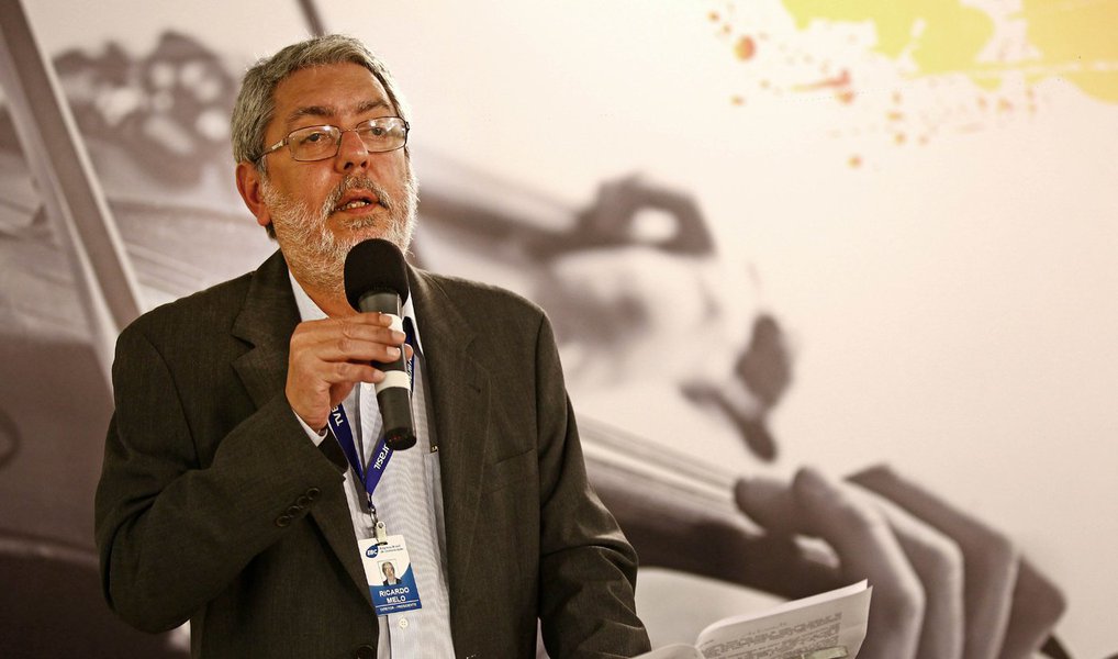 A Advocacia-Geral da União (AGU) entrou com novo recurso contra mandado de segurança impetrado pelo atual presidente da Empresa Brasil de Comunicação (EBC), Ricardo Melo, no Supremo Tribunal Federal (STF); para o órgão, a medida que permitiu o retorno de Melo ao cargo é uma “gravíssima interferência” nas atribuições privativas do presidente da República, ao ferir a Constituição; em decisão liminar no início deste mês, o ministro Dias Toffoli entendeu que a exoneração do jornalista feria a lei de criação da EBC (Foto: Valter Lima) A Advocacia-Geral da União (AGU) entrou com novo recurso contra mandado de segurança impetrado pelo atual presidente da Empresa Brasil de Comunicação (EBC), Ricardo Melo, no Supremo Tribunal Federal (STF); para o órgão, a medida que permitiu o retorno de Melo ao cargo é uma “gravíssima interferência” nas atribuições privativas do presidente da República, ao ferir a Constituição; em decisão liminar no início deste mês, o ministro Dias Toffoli entendeu que a exoneração do jornalista feria a lei de criação da EBC