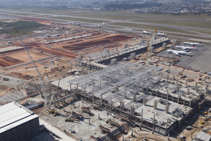 Investigadores querem que delações de Marcelo Odebrecht e Léo Pinheiro, da OAS, empreiteiras que fazem parte de concessionárias dos aeroportos do Galeão, no Rio, e de Guarulhos, em São Paulo, denunciem fatos novos que vão além do esquema de corrupção na Petrobras; no governo Dilma, o setor dos aeroportos foi comandado por Moreira Franco, hoje um dos principais assessores de Michel Temer (Foto: Gisele Federicce) Investigadores querem que delações de Marcelo Odebrecht e Léo Pinheiro, da OAS, empreiteiras que fazem parte de concessionárias dos aeroportos do Galeão, no Rio, e de Guarulhos, em São Paulo, denunciem fatos novos que vão além do esquema de corrupção na Petrobras; no governo Dilma, o setor dos aeroportos foi comandado por Moreira Franco, hoje um dos principais assessores de Michel Temer
