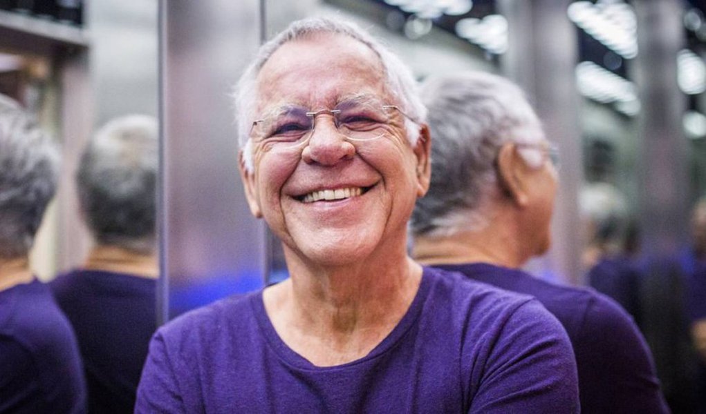 "No ponto em que estamos, nem novas eleições presidenciais são suficientes. Só eleições gerais, para a Câmara e o Senado, podem dar alguma esperança de saneamento e renovação, como uma Constituinte para as reformas políticas que precisamos. Mas não com esses que estão aí, que usam o mandato para atrapalhar a Lava-Jato e para manter os seus privilégios, delinquências e impunidades. Eles não vão se suicidar pelo Brasil", diz o colunista Nelson Motta (Foto: Roberta Namour) "No ponto em que estamos, nem novas eleições presidenciais são suficientes. Só eleições gerais, para a Câmara e o Senado, podem dar alguma esperança de saneamento e renovação, como uma Constituinte para as reformas políticas que precisamos. Mas não com esses que estão aí, que usam o mandato para atrapalhar a Lava-Jato e para manter os seus privilégios, delinquências e impunidades. Eles não vão se suicidar pelo Brasil", diz o colunista Nelson Motta