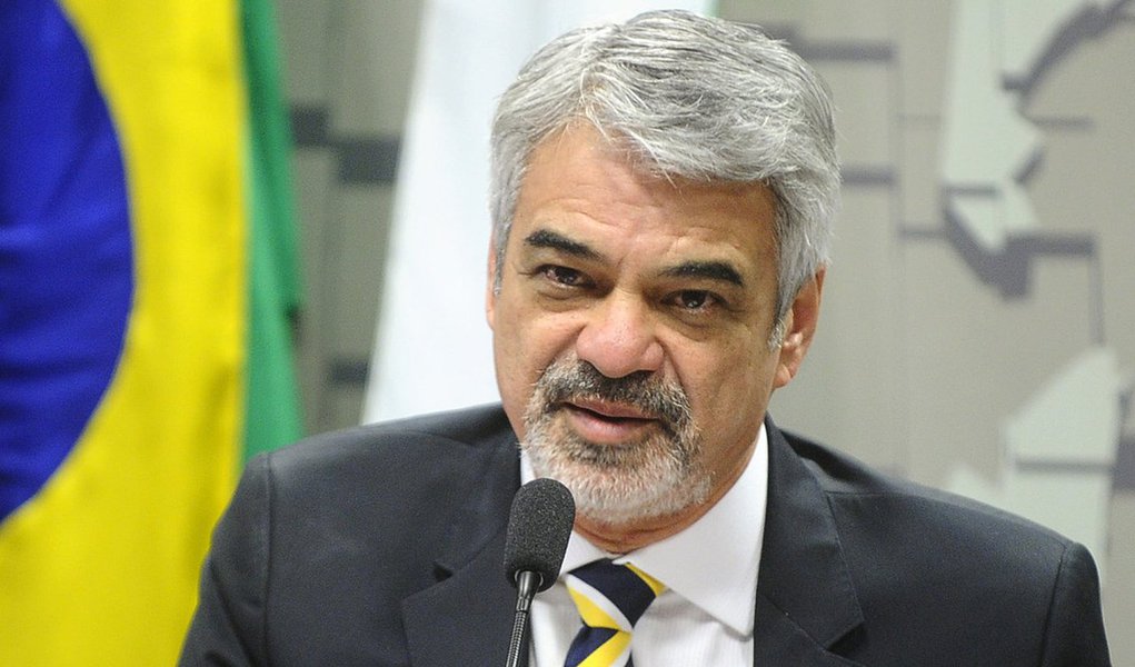Líder do PT no Senado diz que a afirmativa do ministro da Fazenda, Henrique Meirelles, de que, se o Congresso não aprovar o teto de gastos públicos, afetando fortemente as áreas de Saúde e Educação, o atual governo interino aumentará impostos e elevará os juros, pode ser vista como uma espécie de chantagem; "O Congresso já deu um 'cheque em branco' quando aprovou o déficit de R$ 170,5 bilhões para esse presidente sem voto. Eles ainda propõem um teto para gastos, o que vai prejudicar muito as áreas sociais, e agora estão ameaçando com novos impostos, caso essa PEC deles não passe", criticou (Foto: Paulo Emílio) Líder do PT no Senado diz que a afirmativa do ministro da Fazenda, Henrique Meirelles, de que, se o Congresso não aprovar o teto de gastos públicos, afetando fortemente as áreas de Saúde e Educação, o atual governo interino aumentará impostos e elevará os juros, pode ser vista como uma espécie de chantagem; "O Congresso já deu um 'cheque em branco' quando aprovou o déficit de R$ 170,5 bilhões para esse presidente sem voto. Eles ainda propõem um teto para gastos, o que vai prejudicar muito as áreas sociais, e agora estão ameaçando com novos impostos, caso essa PEC deles não passe", criticou