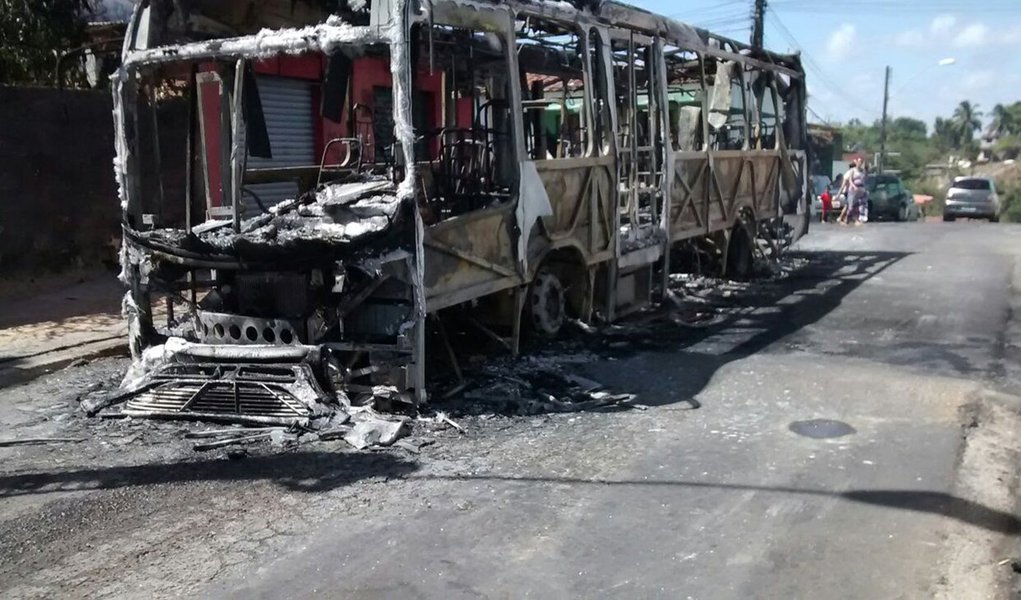 Uma comissão formada por delegados vai investigar os quatro ataques a ônibus registrados nos últimos dias em Maceió; os alvos dos criminosos foram os veículos da empresa Real Alagoas, que teve dois ônibus incendiados dentro da própria garagem da empresa (Foto: Voney Malta) Uma comissão formada por delegados vai investigar os quatro ataques a ônibus registrados nos últimos dias em Maceió; os alvos dos criminosos foram os veículos da empresa Real Alagoas, que teve dois ônibus incendiados dentro da própria garagem da empresa