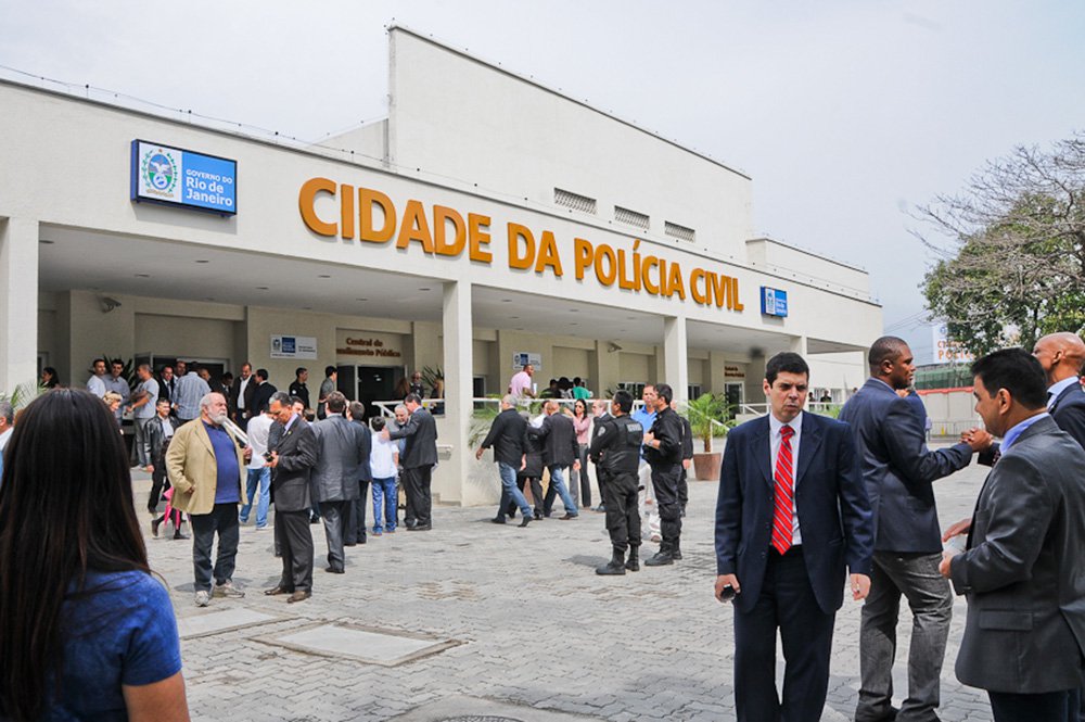 A Polícia Civil informou que guardas municipais conduziram 92 pessoas à Delegacia de Roubos e Furtos (DRF), na Cidade da Polícia, unidade hoje responsável pela apreciação de ocorrências envolvendo multidões; de acordo com a unidade, foram levados 78 adolescentes, quatro crianças e 10 maiores de idade; segundo guardas municipais e PMs, as pessoas teriam feito "furtos em sequência" na Avenida Nossa Senhora de Copacabana, uma das vias mais importante do bairro (Foto: Leonardo Lucena) A Polícia Civil informou que guardas municipais conduziram 92 pessoas à Delegacia de Roubos e Furtos (DRF), na Cidade da Polícia, unidade hoje responsável pela apreciação de ocorrências envolvendo multidões; de acordo com a unidade, foram levados 78 adolescentes, quatro crianças e 10 maiores de idade; segundo guardas municipais e PMs, as pessoas teriam feito "furtos em sequência" na Avenida Nossa Senhora de Copacabana, uma das vias mais importante do bairro