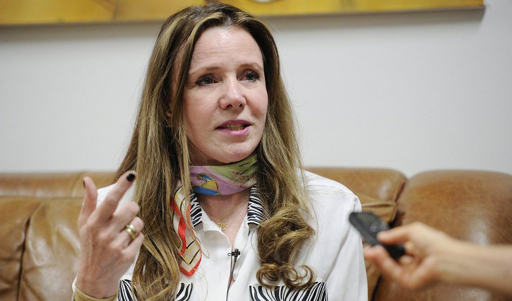 Um deles está sendo preparado por senadores do PT e do PDT - Lindbergh Farias (PT-RJ), Gleisi Hoffmann (PT-PR), José Pimentel (PT-CE) e Telmário Mota (PDT-RR); o segundo, pelos senadores Vanessa Grazziottin (PCdoB-AM) e Randolfe Rodrigues (Rede-AP); "Estamos decidindo se apresentamos à comissão dois votos ou se vamos juntar os argumentos em um só", adiantou Vanessa; juntos ou separados, eles serão apresentados na comissão especial do impeachment, após a leitura do relatório do senador Antonio Anastasia (PSDB-MG), marcada para terça-feira (Foto: Gisele Federicce) Um deles está sendo preparado por senadores do PT e do PDT - Lindbergh Farias (PT-RJ), Gleisi Hoffmann (PT-PR), José Pimentel (PT-CE) e Telmário Mota (PDT-RR); o segundo, pelos senadores Vanessa Grazziottin (PCdoB-AM) e Randolfe Rodrigues (Rede-AP); "Estamos decidindo se apresentamos à comissão dois votos ou se vamos juntar os argumentos em um só", adiantou Vanessa; juntos ou separados, eles serão apresentados na comissão especial do impeachment, após a leitura do relatório do senador Antonio Anastasia (PSDB-MG), marcada para terça-feira