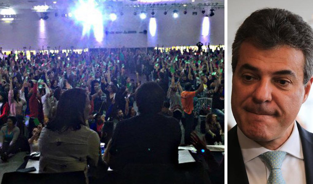 Cerca de 3 mil educadores participaram da assembleia geral da APP-Sindicato nesta quarta (12) em Curitiba e deflagraram greve total da categoria nas 2,1 mil escolas da rede pública estadual; a partir de segunda-feira, 100 mil trabalhadores da educação básica retomarão o movimento paredista; governador Beto Richa (PSDB) descumpriu o acordo que pôs fim à greve de 44 dias em 2015 não só com os educadores, mas também todos os servidores estaduais (Foto: Realle Palazzo-Martini) Cerca de 3 mil educadores participaram da assembleia geral da APP-Sindicato nesta quarta (12) em Curitiba e deflagraram greve total da categoria nas 2,1 mil escolas da rede pública estadual; a partir de segunda-feira, 100 mil trabalhadores da educação básica retomarão o movimento paredista; governador Beto Richa (PSDB) descumpriu o acordo que pôs fim à greve de 44 dias em 2015 não só com os educadores, mas também todos os servidores estaduais