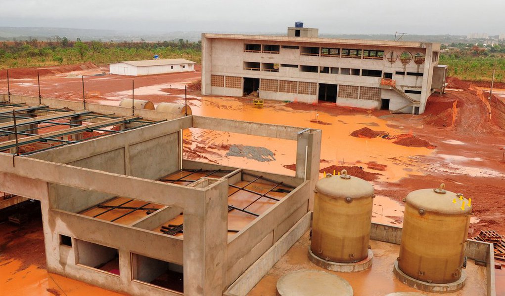 A expetativa é que as obras das estações de captação e de tratamento de água do Sistema Produtor Corumbá 4 estejam prontas em 2017, e que em 2018 o reservatório abasteça 1,3 milhão de pessoas em residências do Distrito Federal e de Goiás; com o novo sistema, o abastecimento de água em Brasília estará reforçado inclusive durante o período de seca; o reservatório terá capacidade para tratar 2,8 metros cúbicos de água por segundo; o empreendimento é uma parceria da Companhia de Saneamento Ambiental do Distrito Federal (Caesb) com a Saneamento de Goiás (Saneago) (Foto: Leonardo Lucena) A expetativa é que as obras das estações de captação e de tratamento de água do Sistema Produtor Corumbá 4 estejam prontas em 2017, e que em 2018 o reservatório abasteça 1,3 milhão de pessoas em residências do Distrito Federal e de Goiás; com o novo sistema, o abastecimento de água em Brasília estará reforçado inclusive durante o período de seca; o reservatório terá capacidade para tratar 2,8 metros cúbicos de água por segundo; o empreendimento é uma parceria da Companhia de Saneamento Ambiental do Distrito Federal (Caesb) com a Saneamento de Goiás (Saneago)