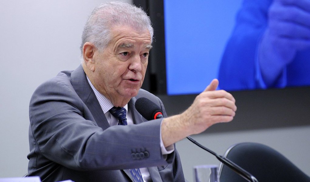 Deputado federal Nelson Marquezelli (PTB-SP) tentou justificar o seu voto favorável à PEC 241, afirmando que "quem não tem dinheiro não estuda", porque o governo não deve gastar com o ensino superior; "Nós vamos deixar (o investimento) no ensino fundamental. E quem pode pagar (universidade), tem que pagar. Meus filhos vão pagar", argumenta Marquezelli; "Quem não tem (dinheiro), não faz"; assista ao vídeo; deputado é um citados no escândalo do desvio de dinheiro da merenda em São Paulo, investigado na operação Alba Branca (Foto: Aquiles Lins) Deputado federal Nelson Marquezelli (PTB-SP) tentou justificar o seu voto favorável à PEC 241, afirmando que "quem não tem dinheiro não estuda", porque o governo não deve gastar com o ensino superior; "Nós vamos deixar (o investimento) no ensino fundamental. E quem pode pagar (universidade), tem que pagar. Meus filhos vão pagar", argumenta Marquezelli; "Quem não tem (dinheiro), não faz"; assista ao vídeo; deputado é um citados no escândalo do desvio de dinheiro da merenda em São Paulo, investigado na operação Alba Branca