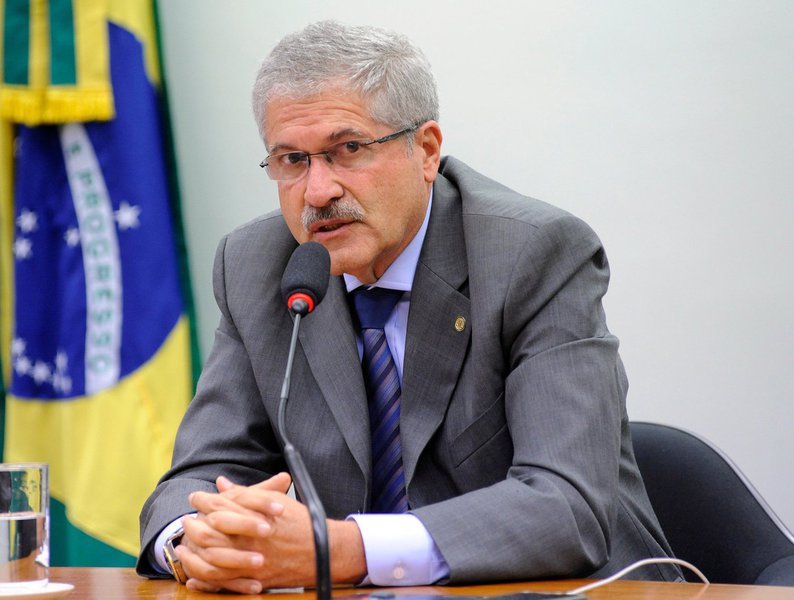 O deputado federal José Rocha (PR) não aceitou assumir a Secretaria de Turismo do Estado (Setur) por que o governador Rui Costa lhe negou o pedido para que a área de esporte fosse integrada à pasta; atualmente, a área faz parte da Secretaria de Trabalho, Emprego, Renda e Esporte (Setre); com a nova recusa de Rocha, ganha força novamente o presidente da Associação Brasileira das Agências de Viagens na Bahia (Abav-BA), José Alves; além dele, estão no páreo Benedito Braga, e Roberto Perez, indicação do deputado Jonga Bacelar (Foto: Romulo Faro) O deputado federal José Rocha (PR) não aceitou assumir a Secretaria de Turismo do Estado (Setur) por que o governador Rui Costa lhe negou o pedido para que a área de esporte fosse integrada à pasta; atualmente, a área faz parte da Secretaria de Trabalho, Emprego, Renda e Esporte (Setre); com a nova recusa de Rocha, ganha força novamente o presidente da Associação Brasileira das Agências de Viagens na Bahia (Abav-BA), José Alves; além dele, estão no páreo Benedito Braga, e Roberto Perez, indicação do deputado Jonga Bacelar