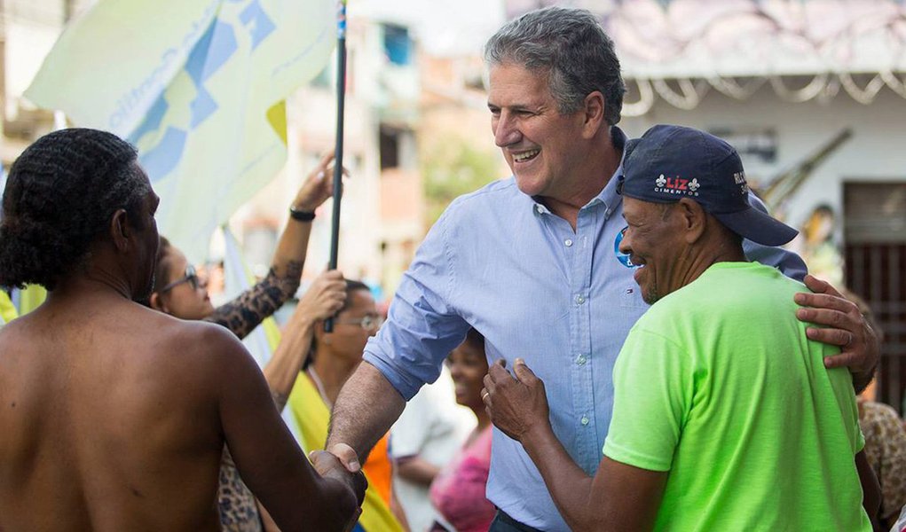 Candidato à Prefeitura de Belo Horizonte, João Leite (PSDB) afirmou que, após duas derrotas em eleições ao executivo municipal, está preparado para administrar a cidade; ao falar sobre a saúde, ele disse que pretende investir na prevenção e diminuir gastos com atendimento e internações; o tucano prometeu criar um aplicativo para marcação de exames especializados; Leite prometeu fazer convênios com hospitais e clínicas particulares para atender a população; "O que nós estamos propondo é uma inversão de prioridades. Hoje, nós gastamos praticamente 60% em internação e cirurgia e 5% em prevenção. Nós queremos gastar mais em prevenção" (Foto: Leonardo Lucena) Candidato à Prefeitura de Belo Horizonte, João Leite (PSDB) afirmou que, após duas derrotas em eleições ao executivo municipal, está preparado para administrar a cidade; ao falar sobre a saúde, ele disse que pretende investir na prevenção e diminuir gastos com atendimento e internações; o tucano prometeu criar um aplicativo para marcação de exames especializados; Leite prometeu fazer convênios com hospitais e clínicas particulares para atender a população; "O que nós estamos propondo é uma inversão de prioridades. Hoje, nós gastamos praticamente 60% em internação e cirurgia e 5% em prevenção. Nós queremos gastar mais em prevenção"