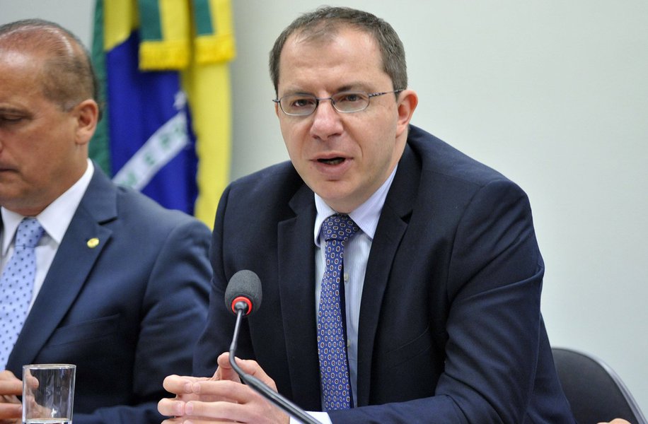 "Não é possível aceitar", disse o delegado da Polícia Federal Marcio Anselmo, que atua na força-tarefa da Operação Lava Jato, durante audiência pública na Câmara nesta terça-feira 18; "Acho muito difícil você aferir essa boa-fé do agente público, esse trecho não é compatível com nossa Constituição Federal", completou; proposta faz parte das 10 medidas contra a corrupção apresentadas pelo Ministério Público (Foto: Paulo Emílio) "Não é possível aceitar", disse o delegado da Polícia Federal Marcio Anselmo, que atua na força-tarefa da Operação Lava Jato, durante audiência pública na Câmara nesta terça-feira 18; "Acho muito difícil você aferir essa boa-fé do agente público, esse trecho não é compatível com nossa Constituição Federal", completou; proposta faz parte das 10 medidas contra a corrupção apresentadas pelo Ministério Público