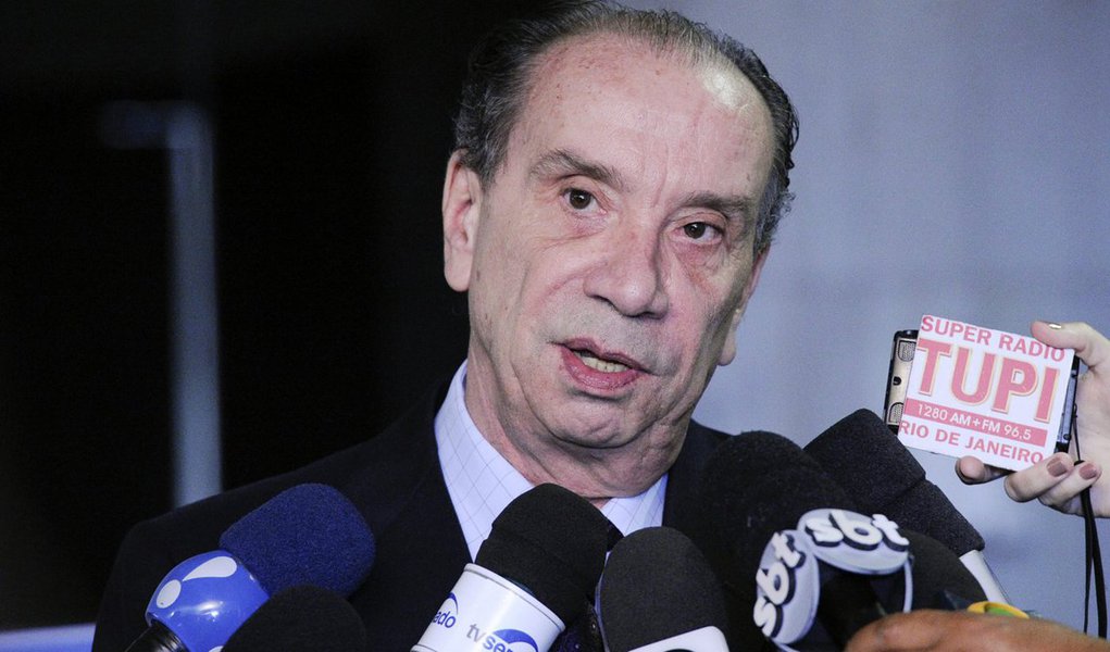 Líder do governo no Senado, tucano Aloysio Nunes afirma que o apoio de seu partido ao governo interino é "consequência lógica" do processo de impeachment de Dilma Rousseff e que só com o sucesso de Temer o PSDB terá chance na disputa presidencial de 2018: "Como toda aliança política, quando chega na hora da eleição é possível que cada um dos partidos busque o seu caminho" (Foto: Roberta Namour) Líder do governo no Senado, tucano Aloysio Nunes afirma que o apoio de seu partido ao governo interino é "consequência lógica" do processo de impeachment de Dilma Rousseff e que só com o sucesso de Temer o PSDB terá chance na disputa presidencial de 2018: "Como toda aliança política, quando chega na hora da eleição é possível que cada um dos partidos busque o seu caminho"