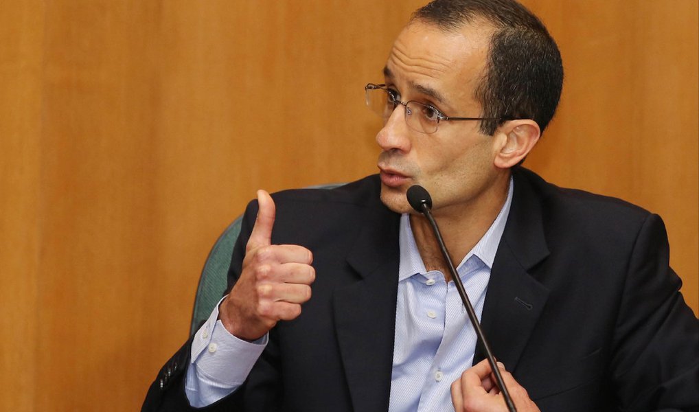 O Setor de Operações Estruturadas da Odebrecht, conhecido como a “Diretoria da Propina”, respondia ao presidente afastado do grupo Marcelo Odebrect; em depoimento ao juiz Sérgio Moro nesta quarta (20), o gerente de recursos humanos da Odebrecht, Paulo de Sousa Sabiá, afirmou que Hilberto Mascarenhas Alves da Silva Filho era o líder do setor e respondia diretamente a Marcelo Odebrecht; é a primeira vez que um funcionário da construtora, que não é alvo da Lava-Jato, aponta uma ligação direta do executivo com a "Diretoria da Propina" (Foto: Valter Lima) O Setor de Operações Estruturadas da Odebrecht, conhecido como a “Diretoria da Propina”, respondia ao presidente afastado do grupo Marcelo Odebrect; em depoimento ao juiz Sérgio Moro nesta quarta (20), o gerente de recursos humanos da Odebrecht, Paulo de Sousa Sabiá, afirmou que Hilberto Mascarenhas Alves da Silva Filho era o líder do setor e respondia diretamente a Marcelo Odebrecht; é a primeira vez que um funcionário da construtora, que não é alvo da Lava-Jato, aponta uma ligação direta do executivo com a "Diretoria da Propina"