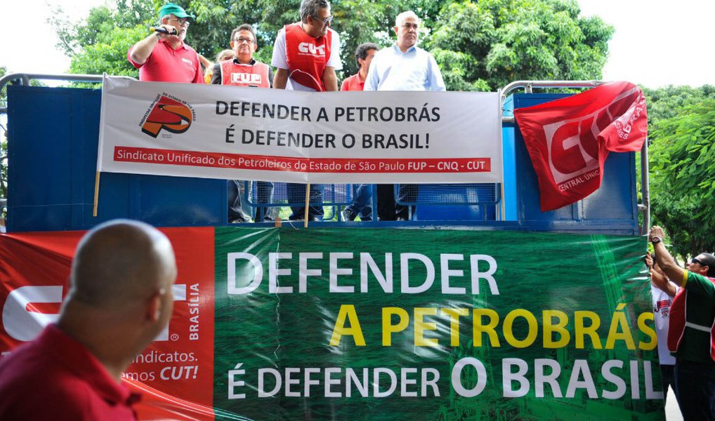 CUT, FUP e outros movimentos sociais ligados à Frente Brasil Popular realizam nesta sexta-feira, 24, um ato em defesa da Petrobras e do pré-sal; ação está programada para iniciar às 10h, na altura do nº 901, da Avenida Paulista, em frente ao prédio da estatal; segundo a CUT, desde que assumiu o governo interino por meio de um golpe, o vice-presidente Michel Temer e sua equipe ministerial têm atuado para promover o desmonte de uma das principais empresas públicas do País; "Com Temer, a soberania das empresas estatais estão sob ameaça, atingindo novamente a democracia brasileira e o ataque aos direitos dos trabalhadores", disse a central (Foto: Aquiles Lins) CUT, FUP e outros movimentos sociais ligados à Frente Brasil Popular realizam nesta sexta-feira, 24, um ato em defesa da Petrobras e do pré-sal; ação está programada para iniciar às 10h, na altura do nº 901, da Avenida Paulista, em frente ao prédio da estatal; segundo a CUT, desde que assumiu o governo interino por meio de um golpe, o vice-presidente Michel Temer e sua equipe ministerial têm atuado para promover o desmonte de uma das principais empresas públicas do País; "Com Temer, a soberania das empresas estatais estão sob ameaça, atingindo novamente a democracia brasileira e o ataque aos direitos dos trabalhadores", disse a central