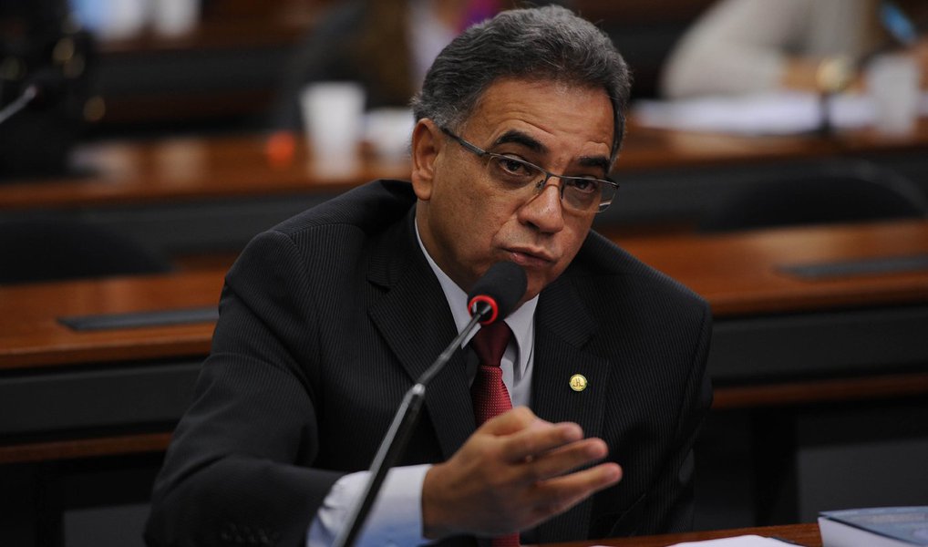 O deputado Ronaldo Fonseca (PROS-DF) negou nesta sexta (8) o aditamento apresentado por Eduardo Cunha (PMDB-RJ) que pede que a tramitação de seu processo de cassação no Conselho de Ética seja revisto, com o argumento que, com sua renúncia, anunciada nessa quinta (7), cessou a motivação do conselho para pedir a cassação do mandato de Cunha; Fonseca disse que nem chegou a conhecer o aditamento de Cunha por não apresentar nenhuma norma do Regimento Interno, da Constituição ou do Conselho de Ética que tenha sido descumprida (Foto: Valter Lima) O deputado Ronaldo Fonseca (PROS-DF) negou nesta sexta (8) o aditamento apresentado por Eduardo Cunha (PMDB-RJ) que pede que a tramitação de seu processo de cassação no Conselho de Ética seja revisto, com o argumento que, com sua renúncia, anunciada nessa quinta (7), cessou a motivação do conselho para pedir a cassação do mandato de Cunha; Fonseca disse que nem chegou a conhecer o aditamento de Cunha por não apresentar nenhuma norma do Regimento Interno, da Constituição ou do Conselho de Ética que tenha sido descumprida